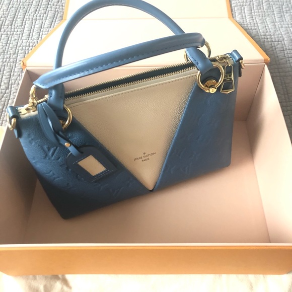 2019 LV V Tote BB - Picture 3 of 12